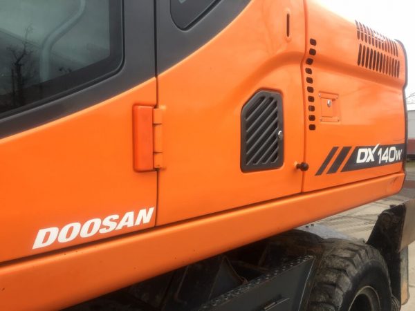 Pelle sur pneus DOOSAN DX140W Rototilt – Image 15