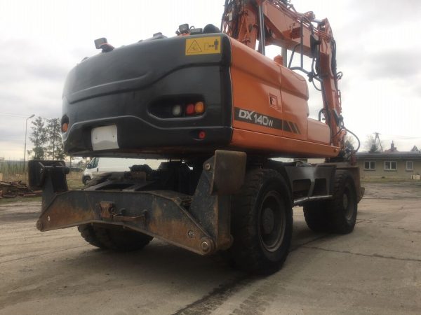 Pelle sur pneus DOOSAN DX140W Rototilt – Image 6